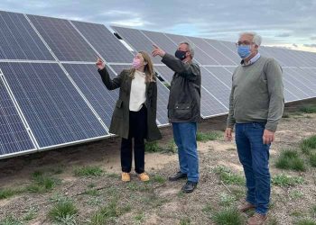 Precandidata María Fernanda Bevilacqua recorriendo el Parque Solar de Villa Iris.