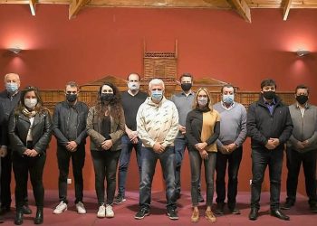 Dirigentes de Frente de Todos reunidos luego de las PASO